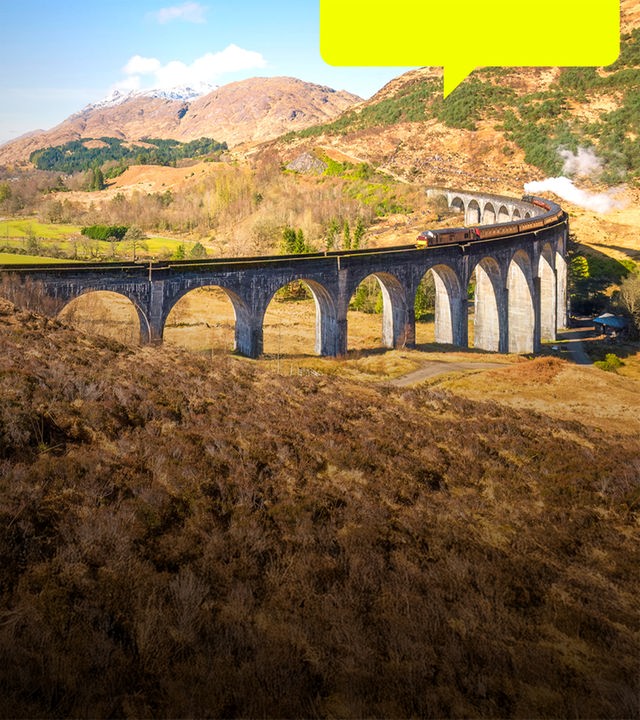 Ein Zug überquert das Glenfinnan Viaduct in Schottland.