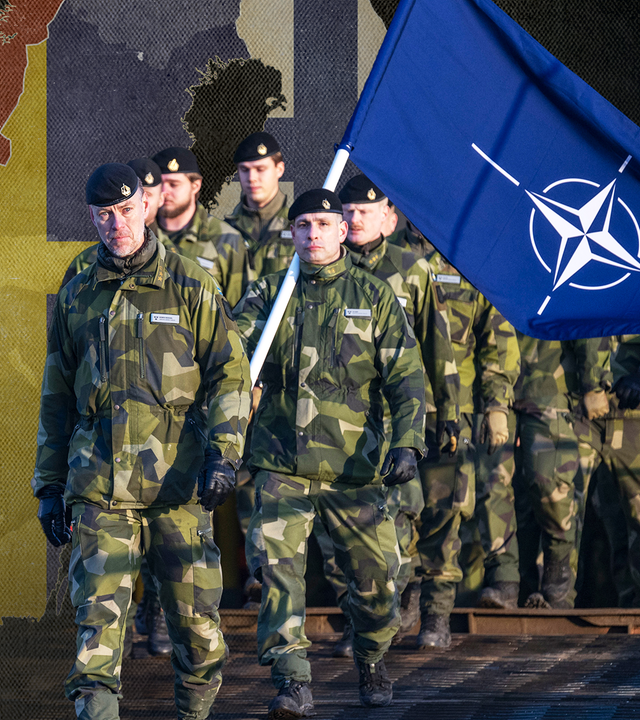 Marschierende Truppen mit NATO-Flagge, im Hintergrund Skandinavien mit den entsprechenden Flaggen in den Landesgrenzen