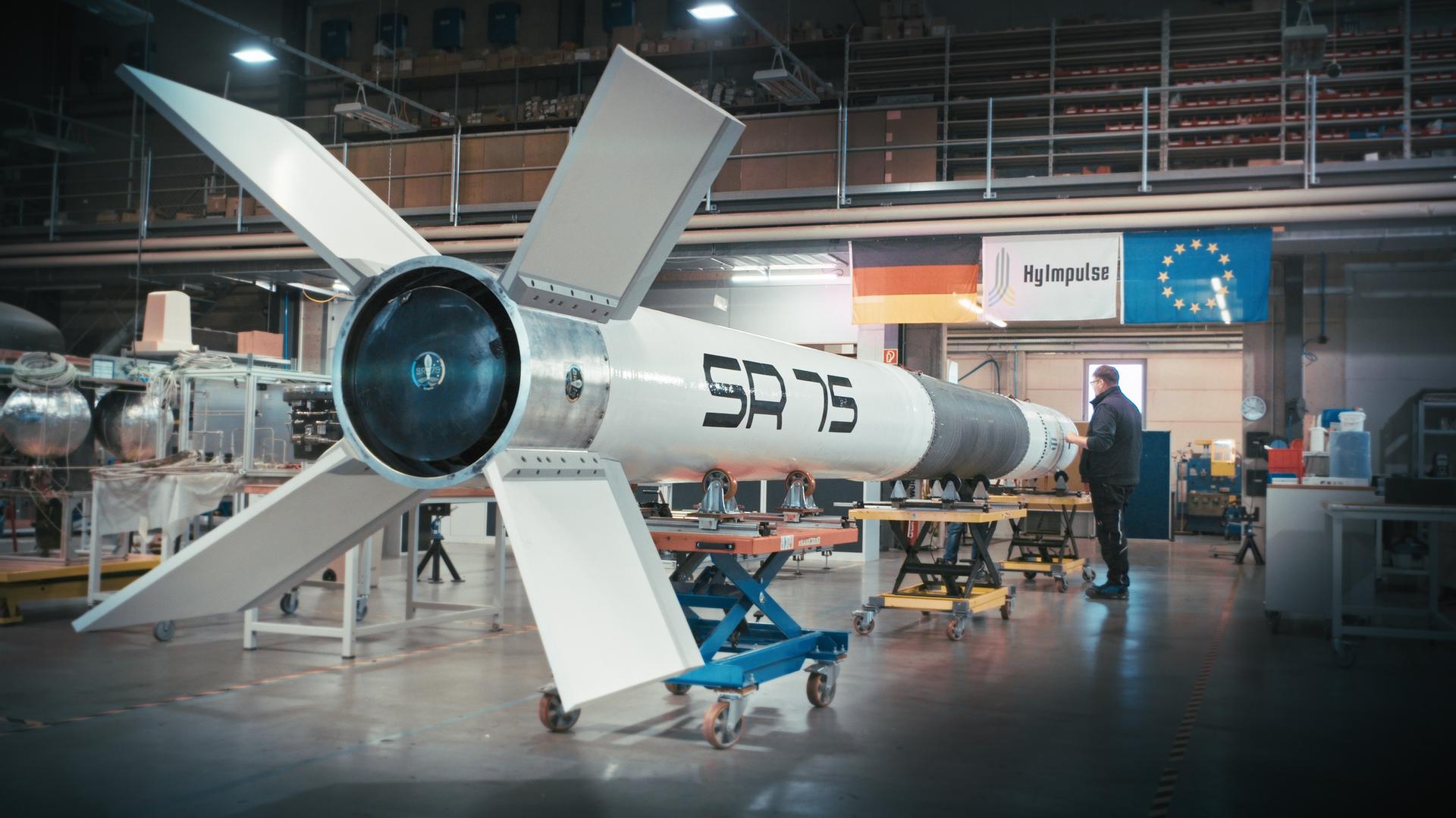 In einer Fertigungshalle wird an einer Rakete gearbeitet