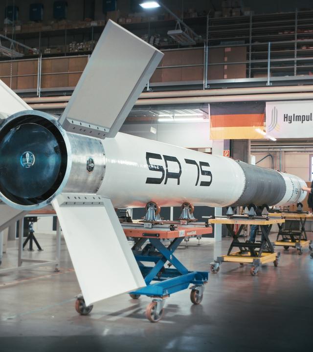 In einer Fertigungshalle wird an einer Rakete gearbeitet