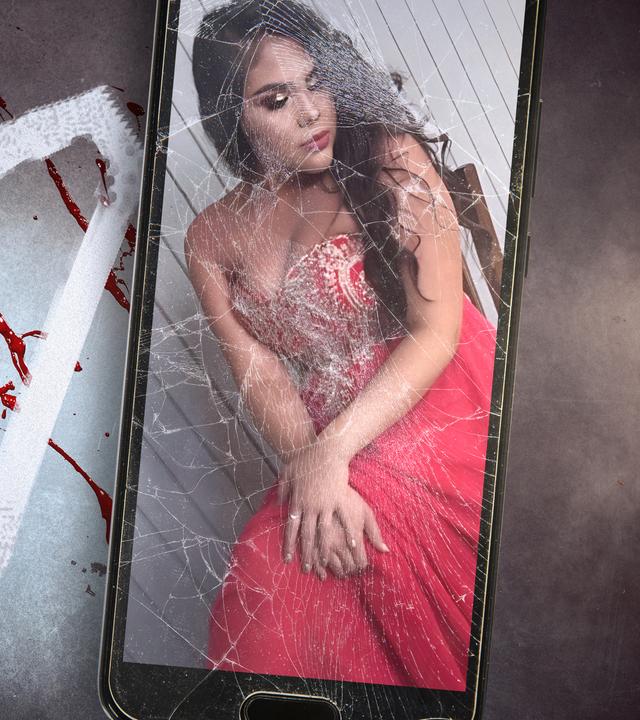 Rechts ein Smartphone mit zerbrochenem Display mit einem Bild des Opfers, links im Hintergrund eine Tatortszene mit Blutspritzern und dem aufgemalten Umriss einer Person