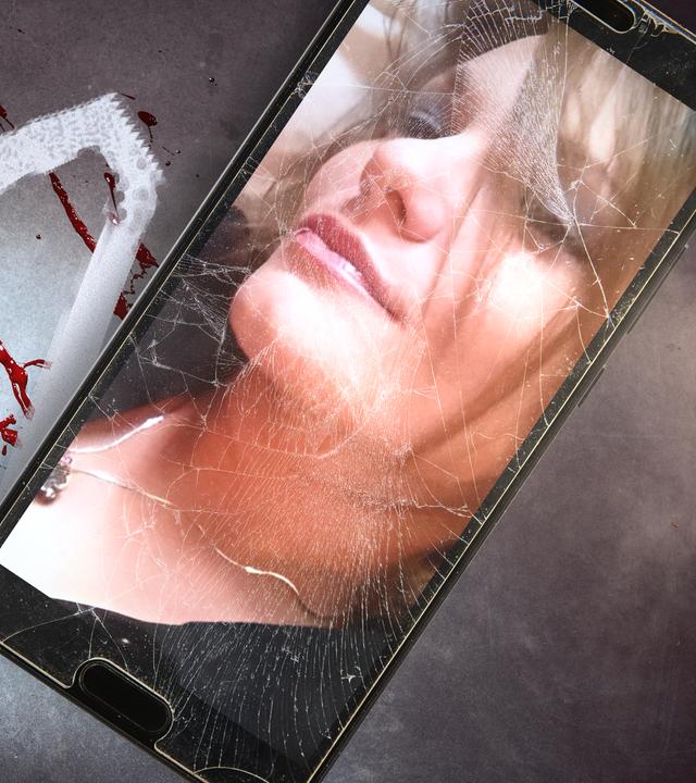 Rechts ein Smartphone mit zerbrochenem Display mit einem Bild des Opfers, links im Hintergrund eine Tatortszene mit Blutspritzern und dem aufgemalten Umriss einer Person