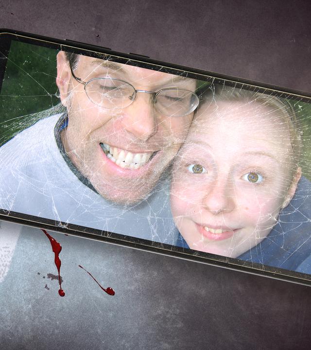 Rechts ein Smartphone mit zerbrochenem Display mit einem Bild des Opfers.