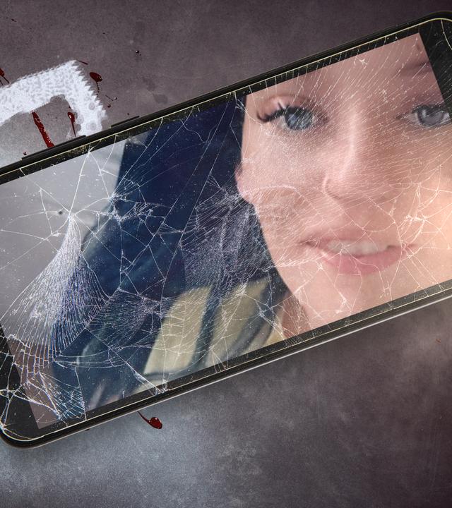 Rechts ein Smartphone mit zerbrochenem Display mit einem Bild des Opfers, links im Hintergrund eine Tatortszene mit Blutspritzern und dem aufgemalten Umriss einer Person