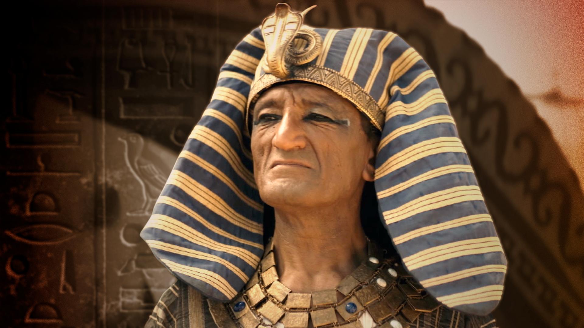 Zu sehen ist Pharao Merneptha, Ramses Nachfolger, links werden Hieroglyphen eingeblendet.