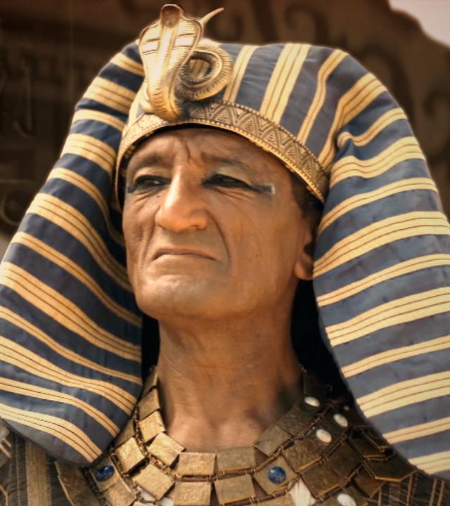 Zu sehen ist Pharao Merneptha, Ramses Nachfolger, links werden Hieroglyphen eingeblendet.