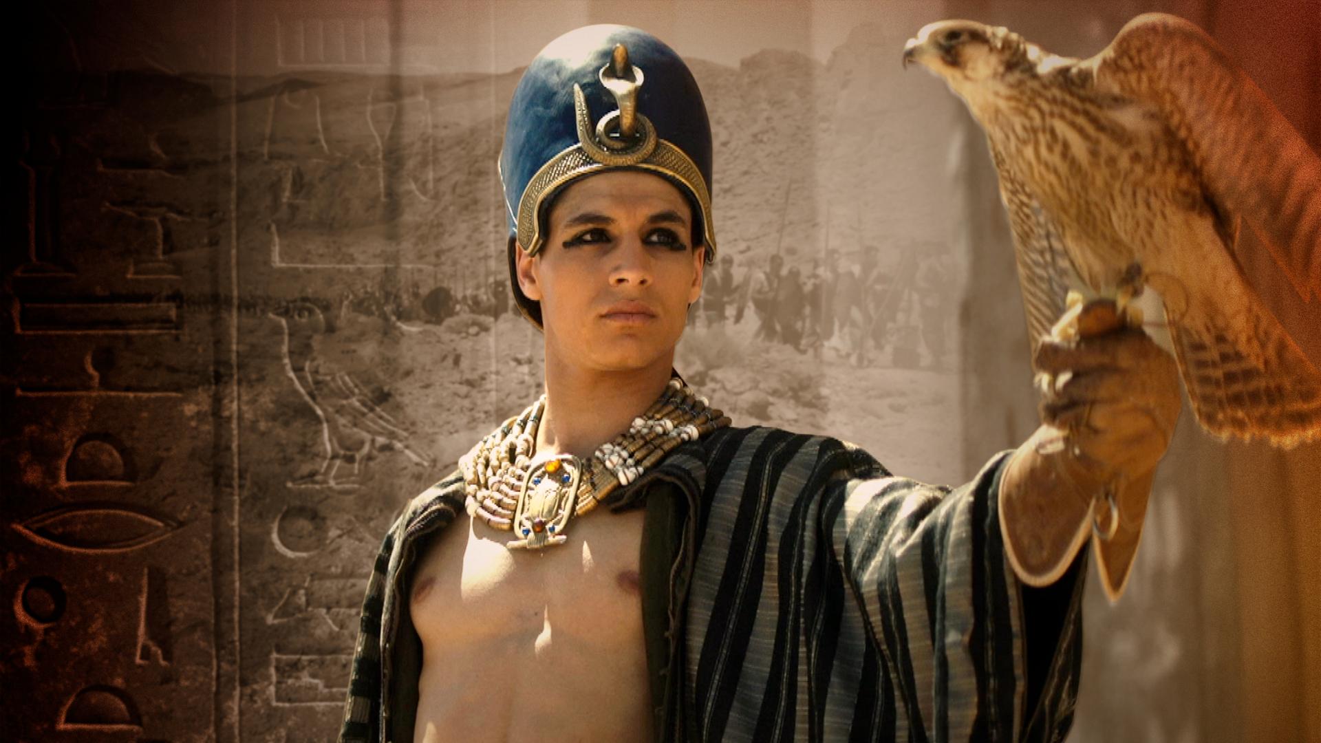 Zu sehen ist Pharao Ramses II. mit seinem Falken, links werden Hieroglyphen eingeblendet. 