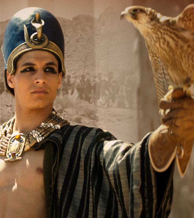 Zu sehen ist Pharao Ramses II. mit seinem Falken, links werden Hieroglyphen eingeblendet. 