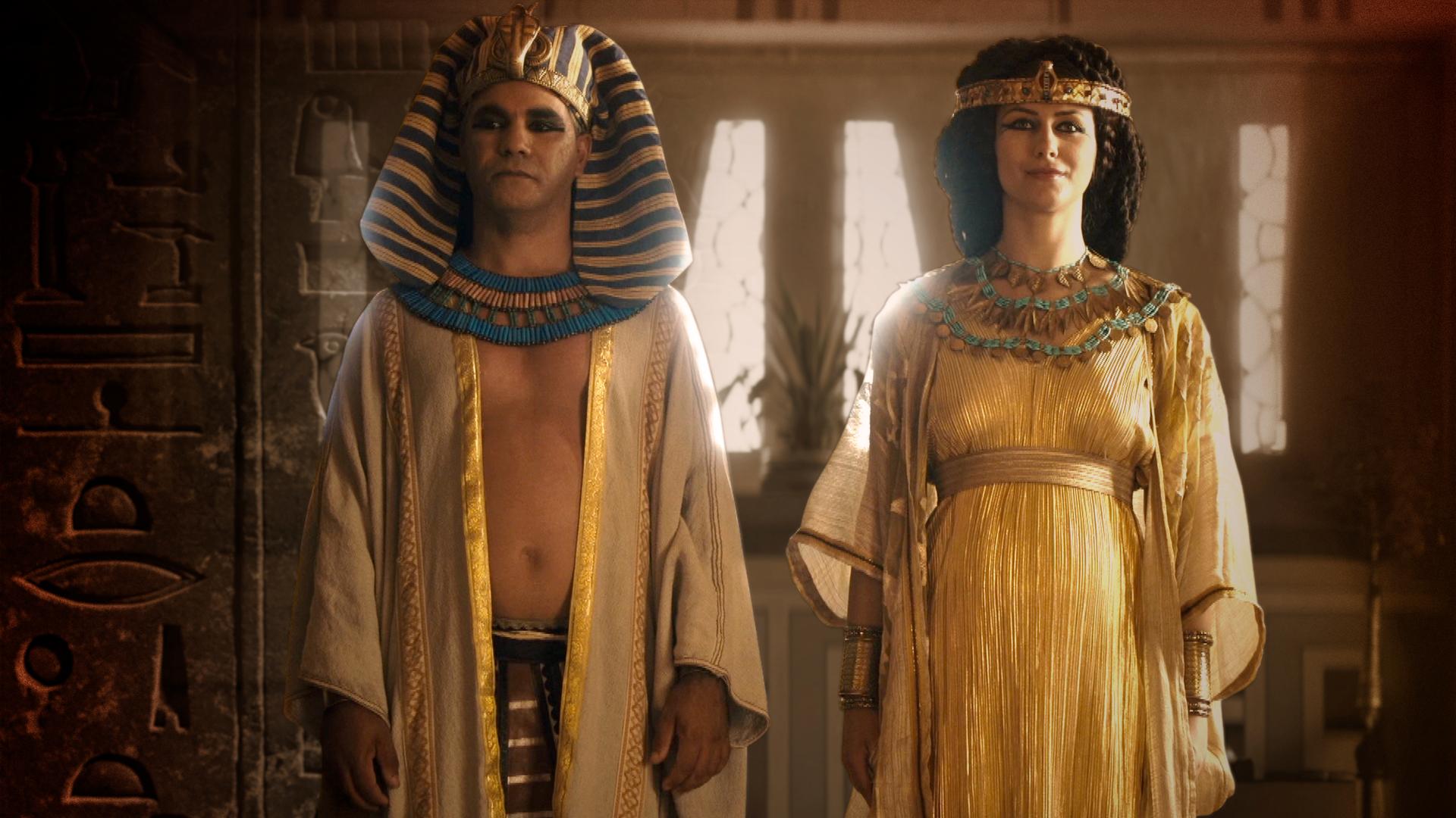 Zu sehen sind Pharao Horemhep mit seiner Frau. Links werden Hieroglyphen eingeblendet. 