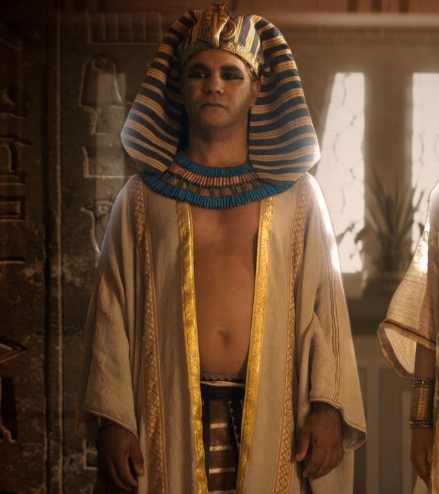 Zu sehen sind Pharao Horemhep mit seiner Frau. Links werden Hieroglyphen eingeblendet. 