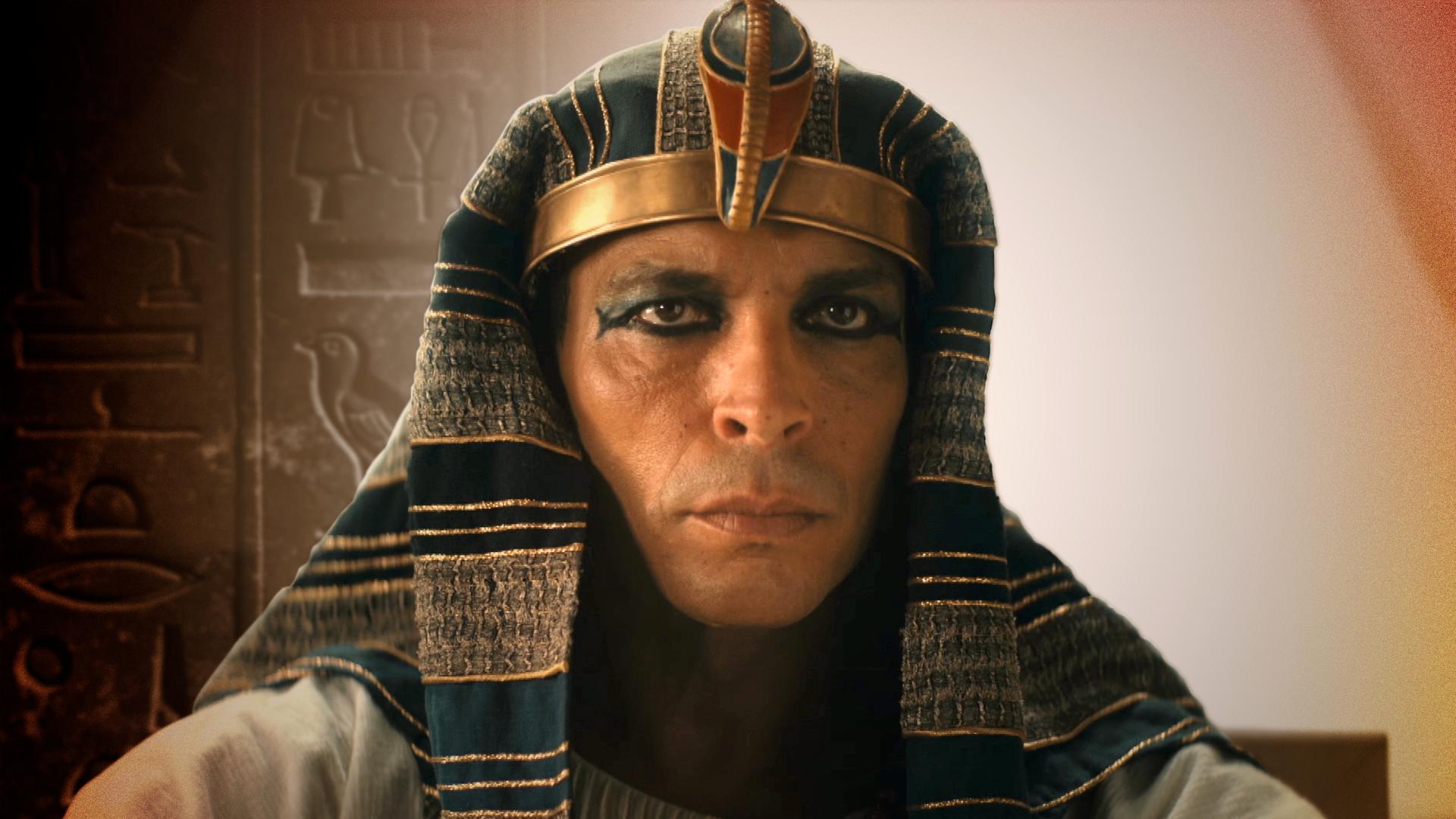 Zu sehen ist ein Portrait des alten Ramses II., links werden Hieroglyphen eingeblendet. 