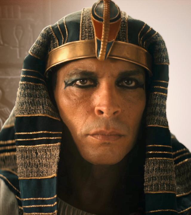Zu sehen ist ein Portrait des alten Ramses II., links werden Hieroglyphen eingeblendet. 