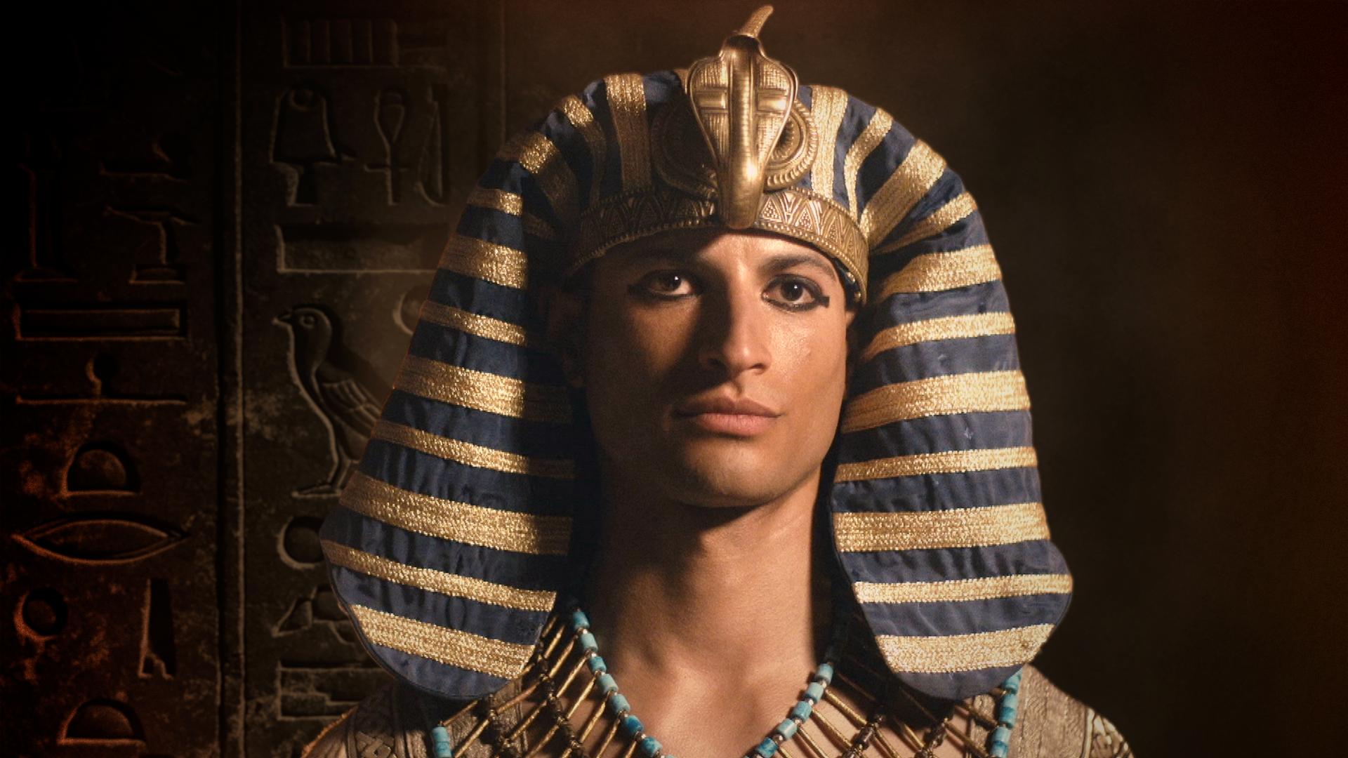 Zu sehen ist eine Nahaufnahme des jungen Ramses II., links werden Hieroglyphen eingeblendet.