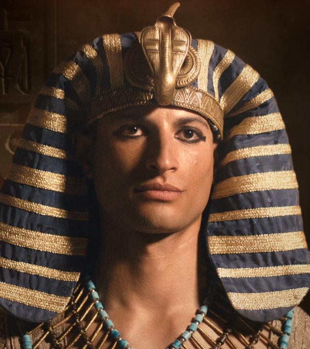 Zu sehen ist eine Nahaufnahme des jungen Ramses II., links werden Hieroglyphen eingeblendet.