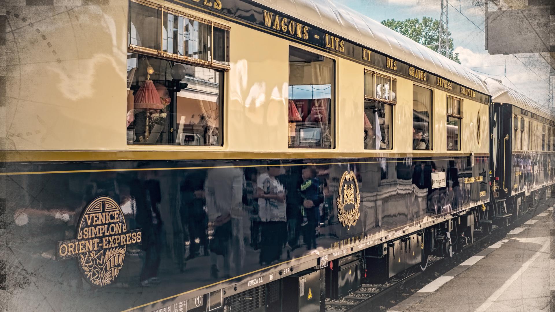 Ein Waggon des Orient-Express an einem Bahnhof; an den Bildrändern leichte Überblendung mit einer alten Landkarte.