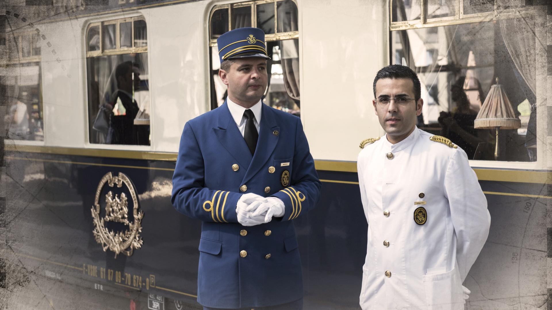 Ein Waggon des Orient-Express an einem Bahnhof, davor zwei Männer vom Zugpersonal. an den Bildrändern leichte Überblendung mit einer alten Landkarte.