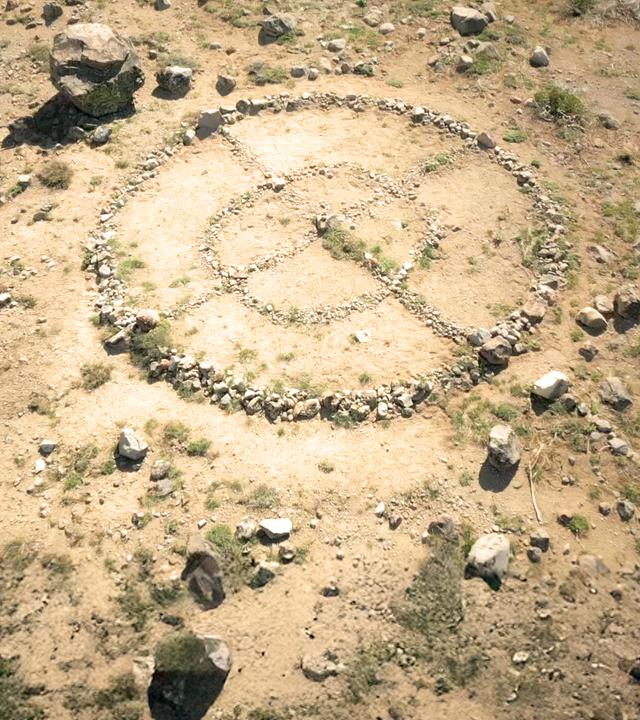 Rechts das mit Steinen geformte Signet des Zodiackillers. Links das Phantombild des Zodiackillers auf einem Stapel alter Bilder, dahinter in rot sein Zeichen.