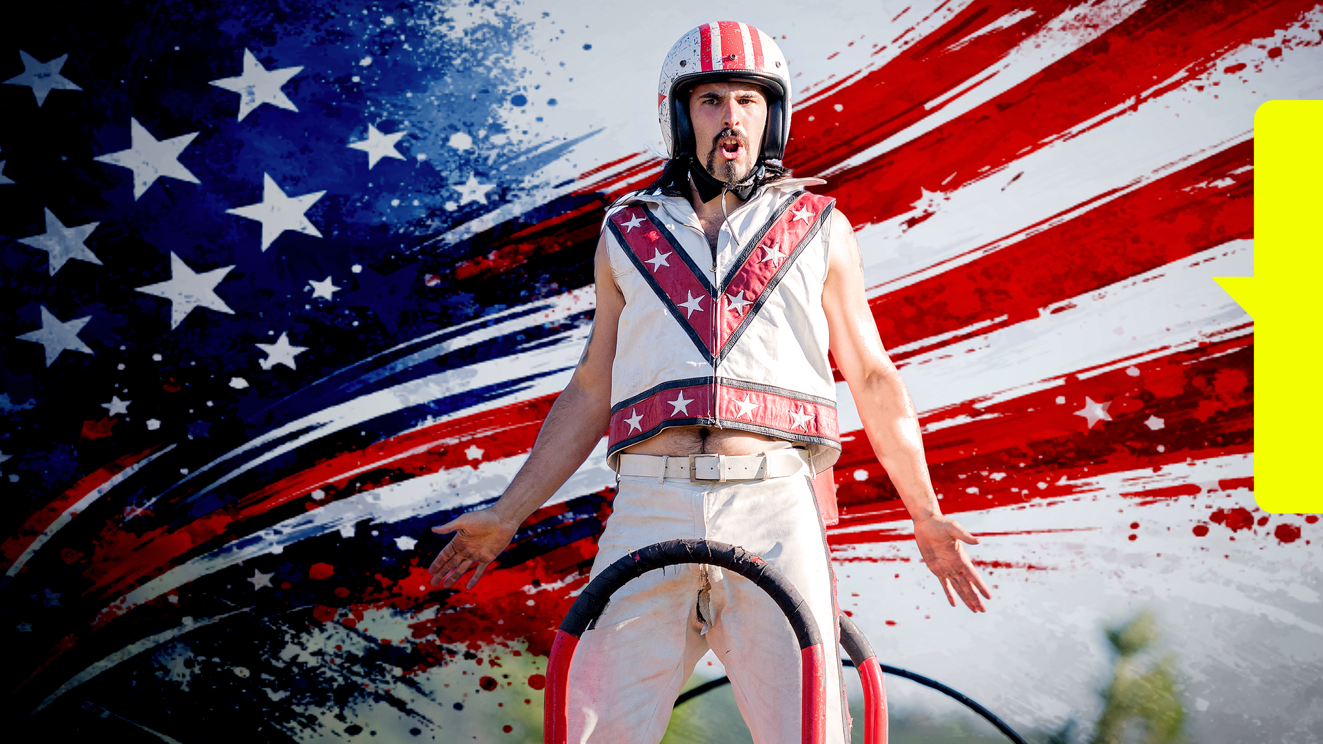 Ein Zirkusartist mit Helm und weißem Anzug posiert, im Hintergrund künstlerisch die amerikanische Flagge
