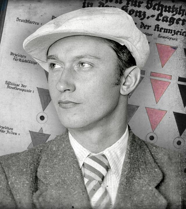 Fotografie-Collage in Schwarz-Weiß: Rechts ein Portrait von Kurt Brüssow, queerer Überlebender der NS-Diktatur, links das Eingangstor des Konzentrationslagers Auschwitz.