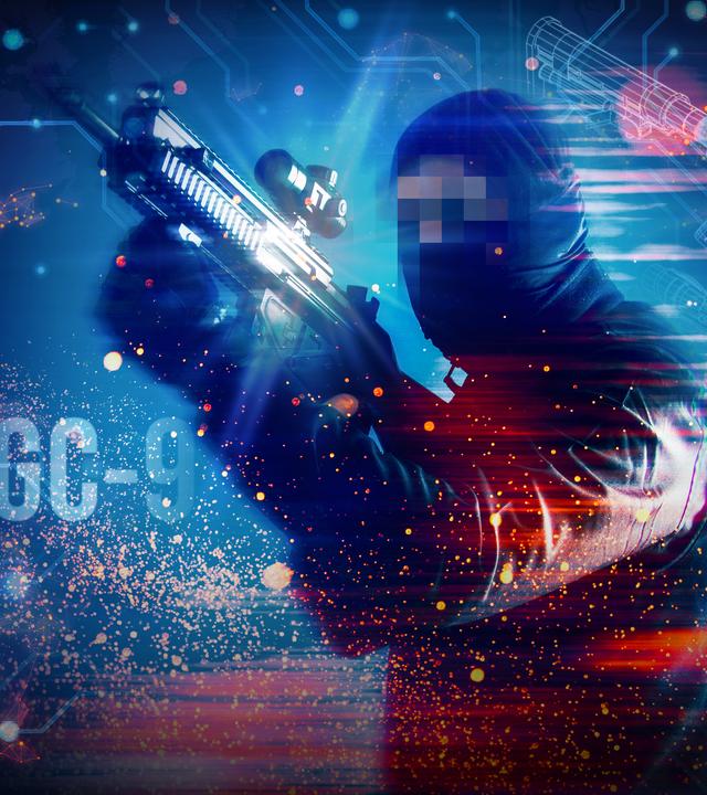 Vermummter Mann mit Waffe vor digitalem Hintergrund mit Weltkarte