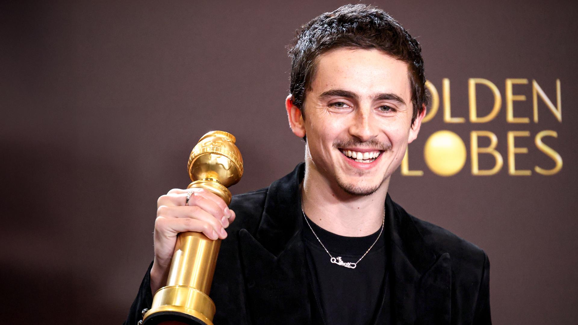 Timothee Chalamet mit seinem Preis als bester Hauptdarsteller bei den 83ten Golden Globes im Januar 2026