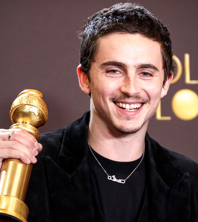 Timothee Chalamet mit seinem Preis als bester Hauptdarsteller bei den 83ten Golden Globes im Januar 2026