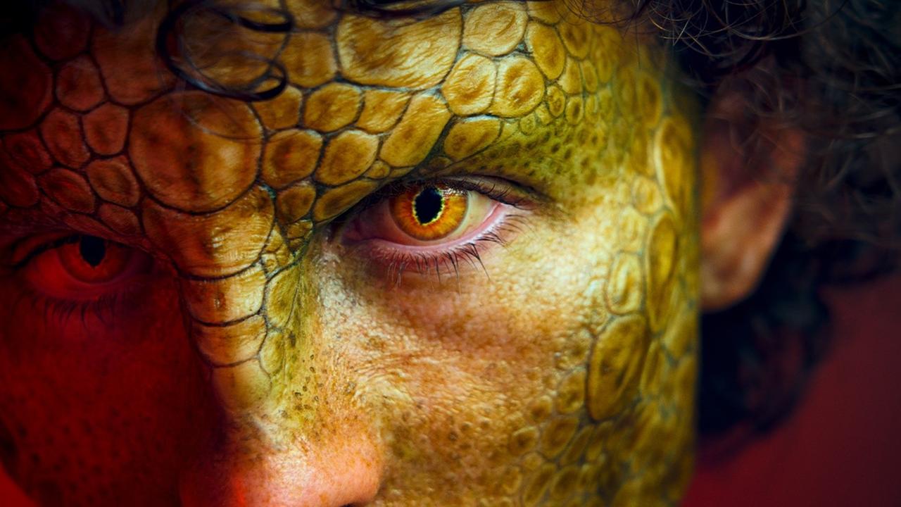 Szenenfoto ZDF "Club der Dinosaurier": Nahaufnahme eines Menschen, dessen Haut und Augen einer Echse entsprechen