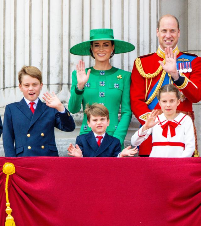 Prinz William mit Kate und Kindern winkend auf dem Balkon des Buckingham-Palastes.