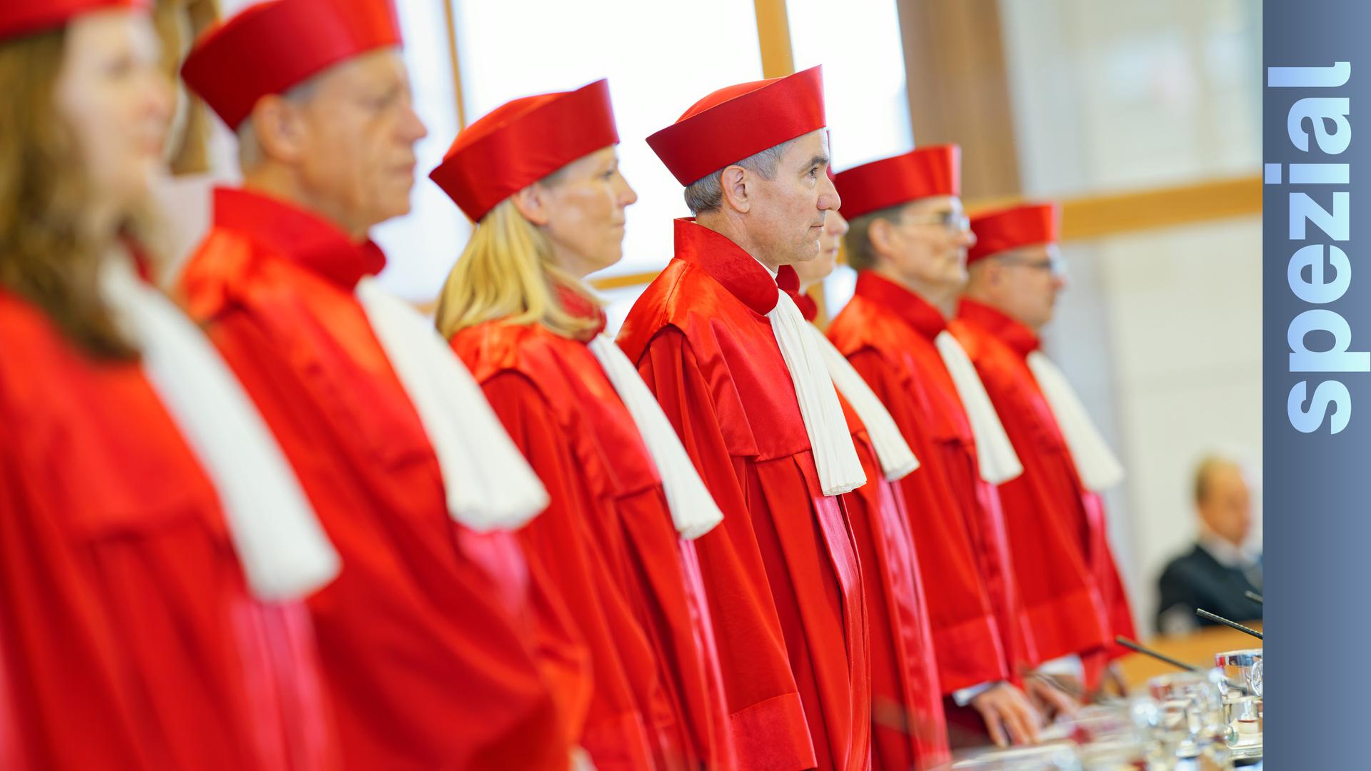 Der Erste Senat des Bundesverfassungsgerichts, Ines Härtel (l-r), Josef Christ, Miriam Meßling, Vorsitzender Stephan Harbarth, Yvonne Ott, Henning Radtke und Heinrich Amadeus Wolff, kommt zur Urteilsverkündung in den Verhandlungssaal des Bundesverfassungsgerichts.