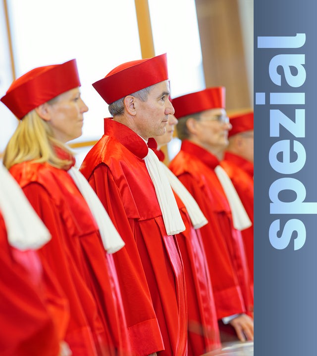 Der Erste Senat des Bundesverfassungsgerichts, Ines Härtel (l-r), Josef Christ, Miriam Meßling, Vorsitzender Stephan Harbarth, Yvonne Ott, Henning Radtke und Heinrich Amadeus Wolff, kommt zur Urteilsverkündung in den Verhandlungssaal des Bundesverfassungsgerichts.