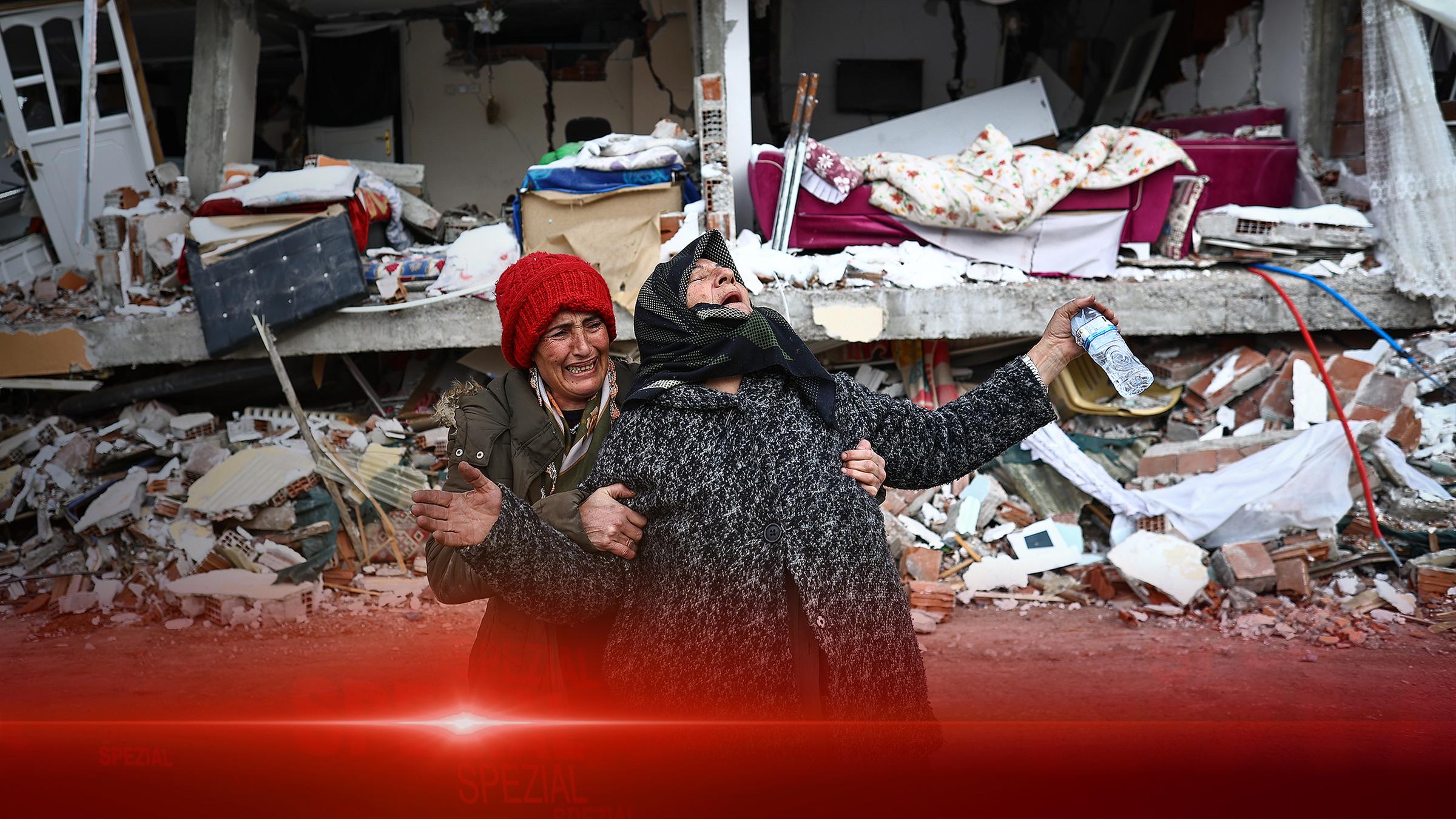 Frauen in Elbistan weinen vor den Trümmern ihres Wohngebäudes