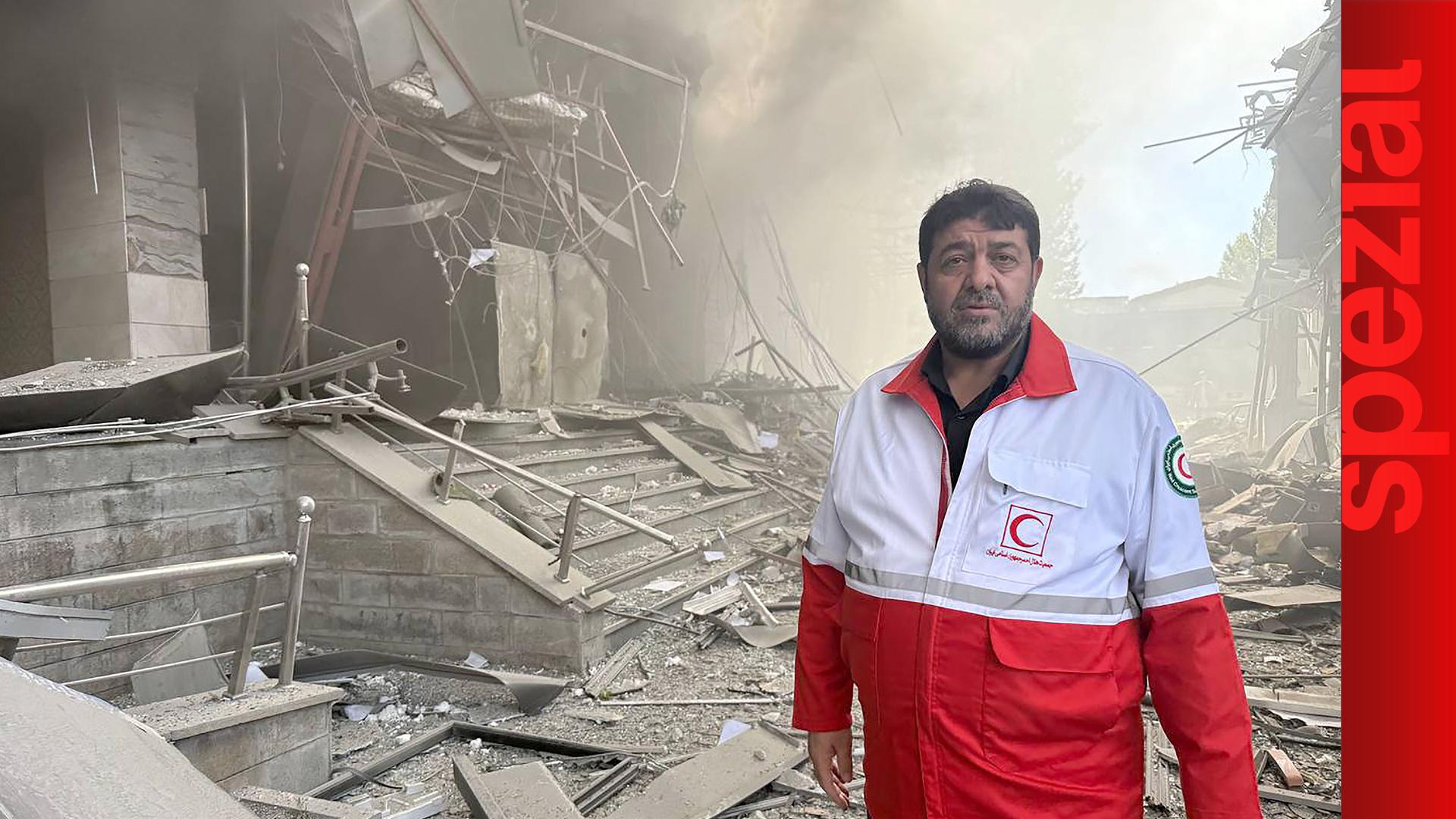 Iranischer Rettungssanitäter durchsucht die Trümmer eines Gebäudes nach Übeerlebenden