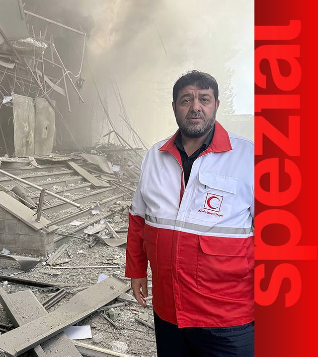 Iranischer Rettungssanitäter durchsucht die Trümmer eines Gebäudes nach Übeerlebenden