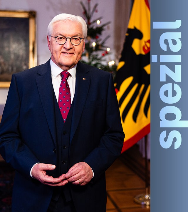 Bundespräsident Frank-Walter Steinmeier posiert für ein Porträt nach der Aufzeichnung seiner traditionellen Weihnachtsbotschaft im Schloss Bellevue
