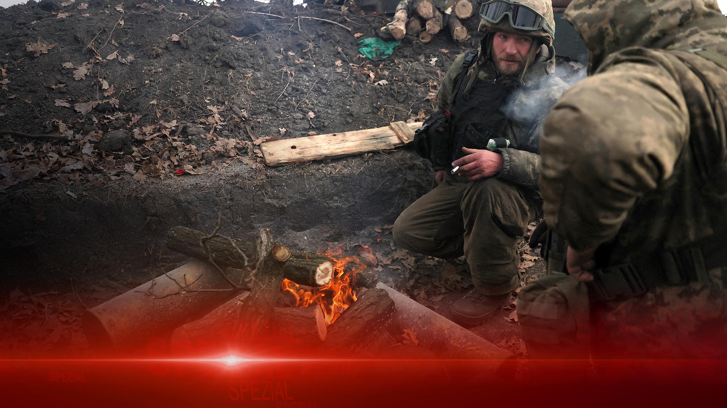 Ukrainischer Soldat am Lagerfeuer bei Bachmut