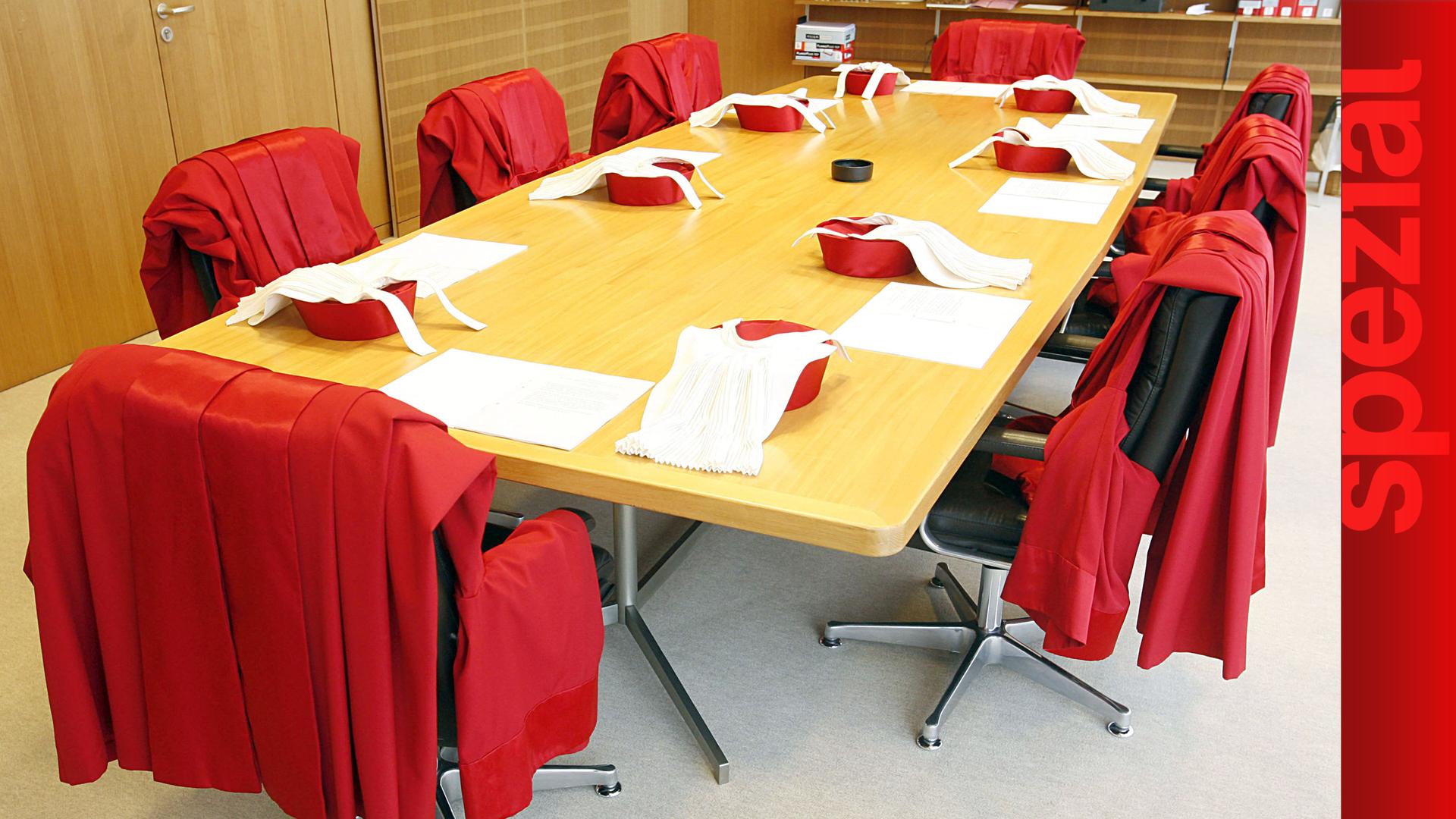 Roben der acht Verfassungsrichter beim Bundesverfassungsgericht in Karlsruhe