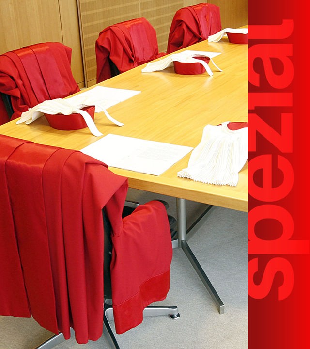 Roben der acht Verfassungsrichter beim Bundesverfassungsgericht in Karlsruhe