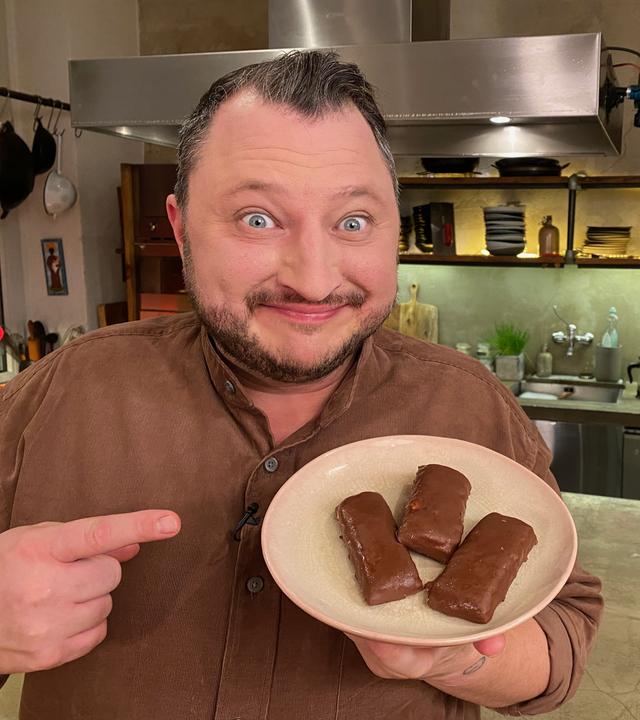 Lebensmittelexperte Sebastian Lege versucht bei der besseresser-Challenge, Schoko-Schnitten nachzubauen.