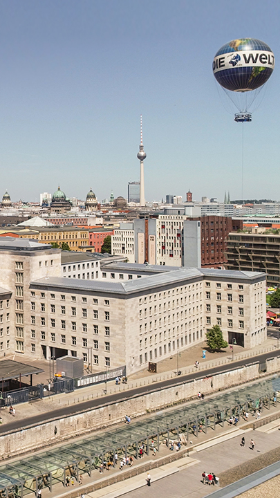 ZDFzeit: Das Erbe der Treuhand - Wut und Wirklichkeit": Blick von oben auf die Rückseite des Bundesfinanzministeriums.