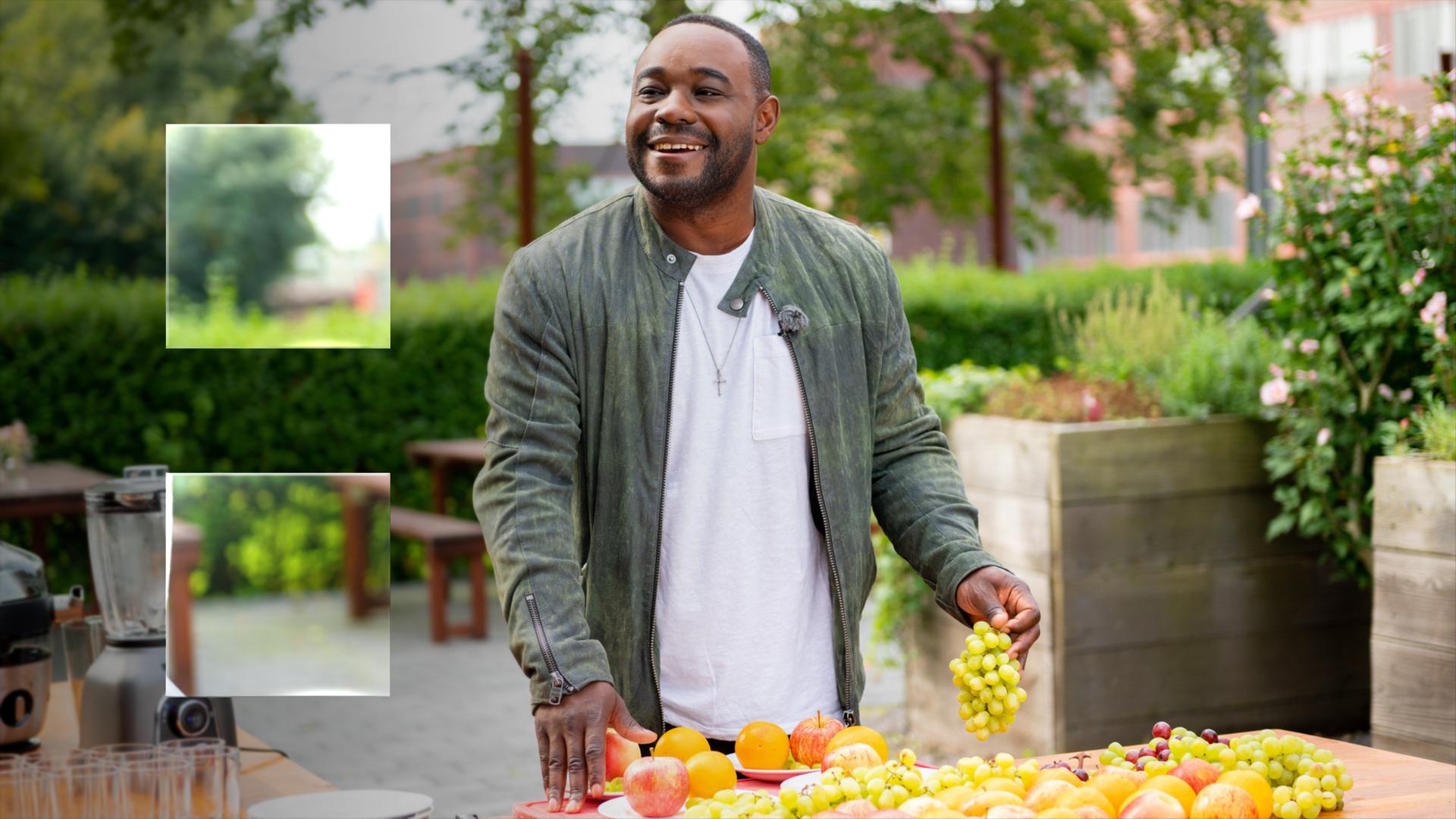 Sternekoch Nelson Müller bereitet Obst für Smoothies vor.