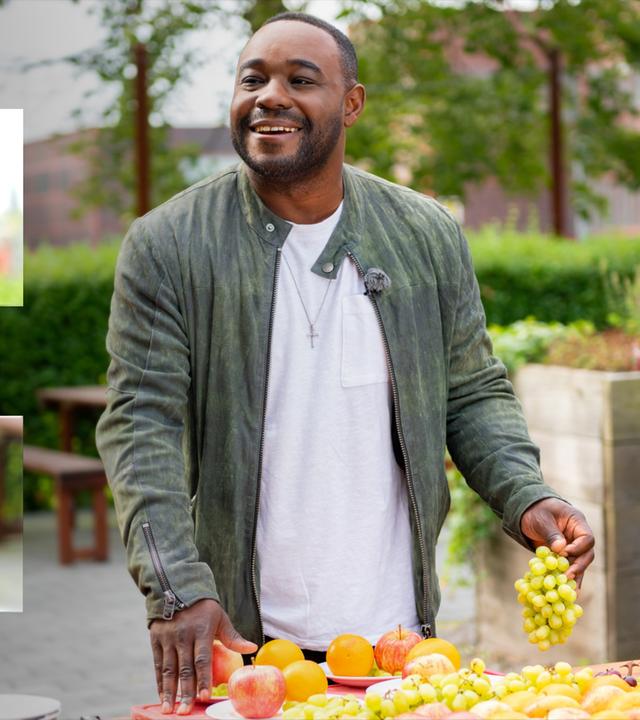 Sternekoch Nelson Müller bereitet Obst für Smoothies vor.