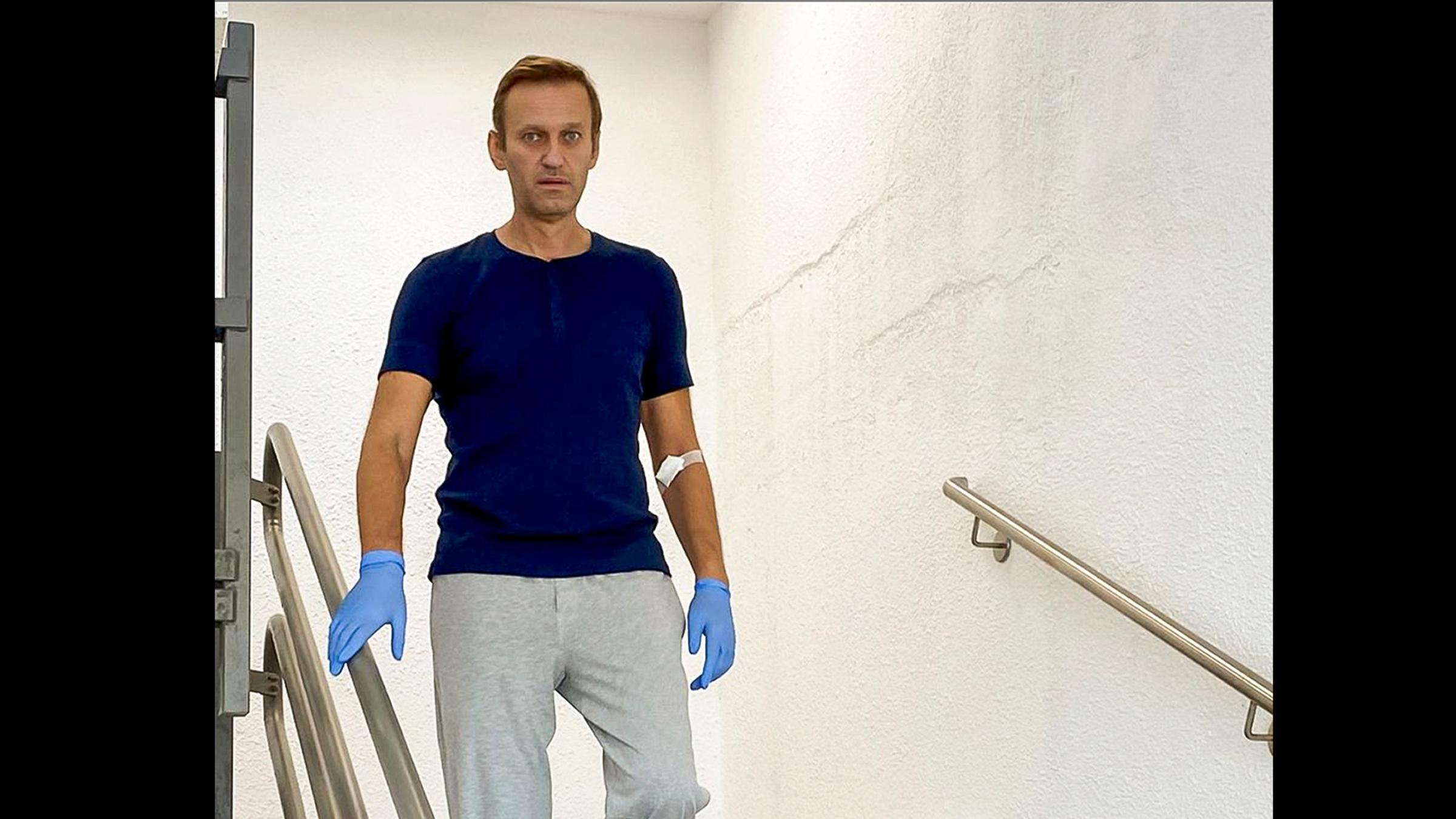 Der russische Oppositionsfuehrer Alexej Nawalny geht in der Berliner Universitaetsklinik Charité eine Treppe hinunter.