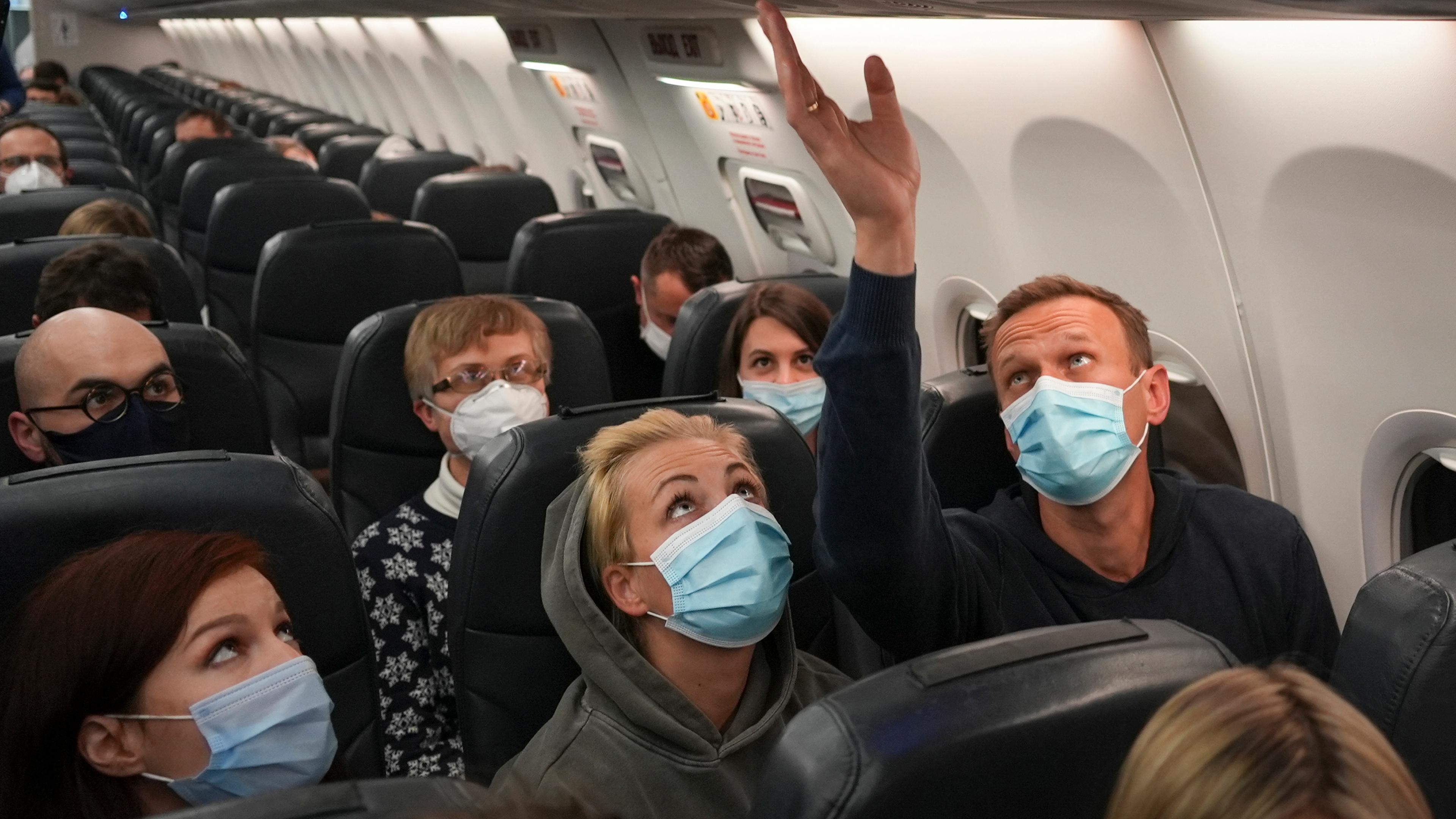Kremlgegner Alexej Nawalny und seine Ehefrau Julia sitzen mit Mund-Nasen-Schutz in einem Flugzeug der Fluggesellschaft «Pobeda», um nach Moskau zu fliegen.