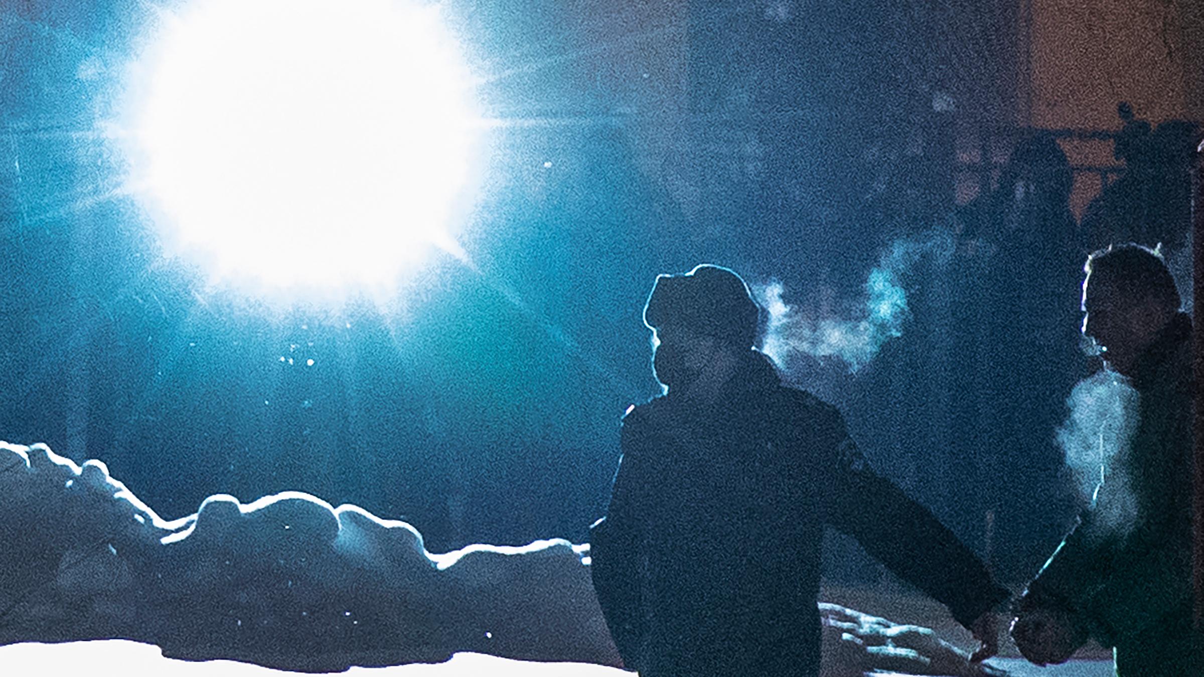 Kremlkritiker Alexej Nawalny (r) wird nach einer Gerichtsverhandlung in Handschellen von einem Polizisten aus einem Gebäude eskortiert.