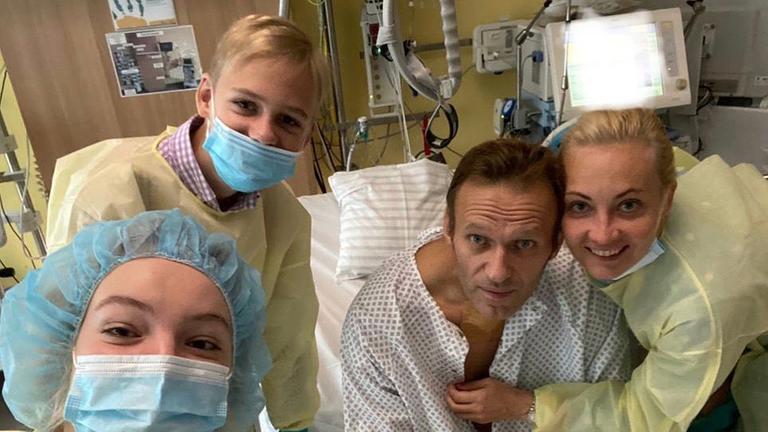 Daria Nawalny, ihr Bruder Zahar, ihr Vater, der russische Kremlkritiker Alexej_Nawalny und seine Frau Julia machen ein Selfie am Krankenbett in der Charite und posten es auf Instagram.