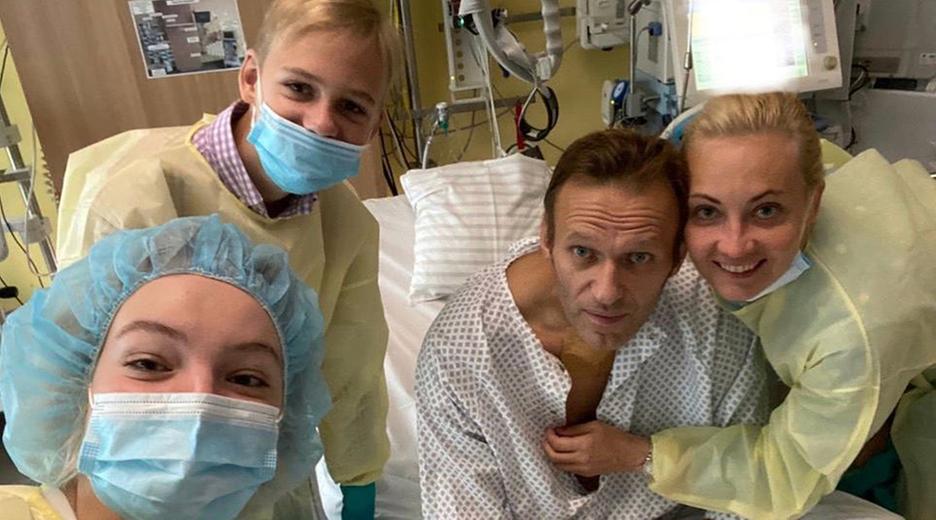 Daria Nawalny, ihr Bruder Zahar, ihr Vater, der russische Kremlkritiker Alexej_Nawalny und seine Frau Julia machen ein Selfie am Krankenbett in der Charite und posten es auf Instagram.
