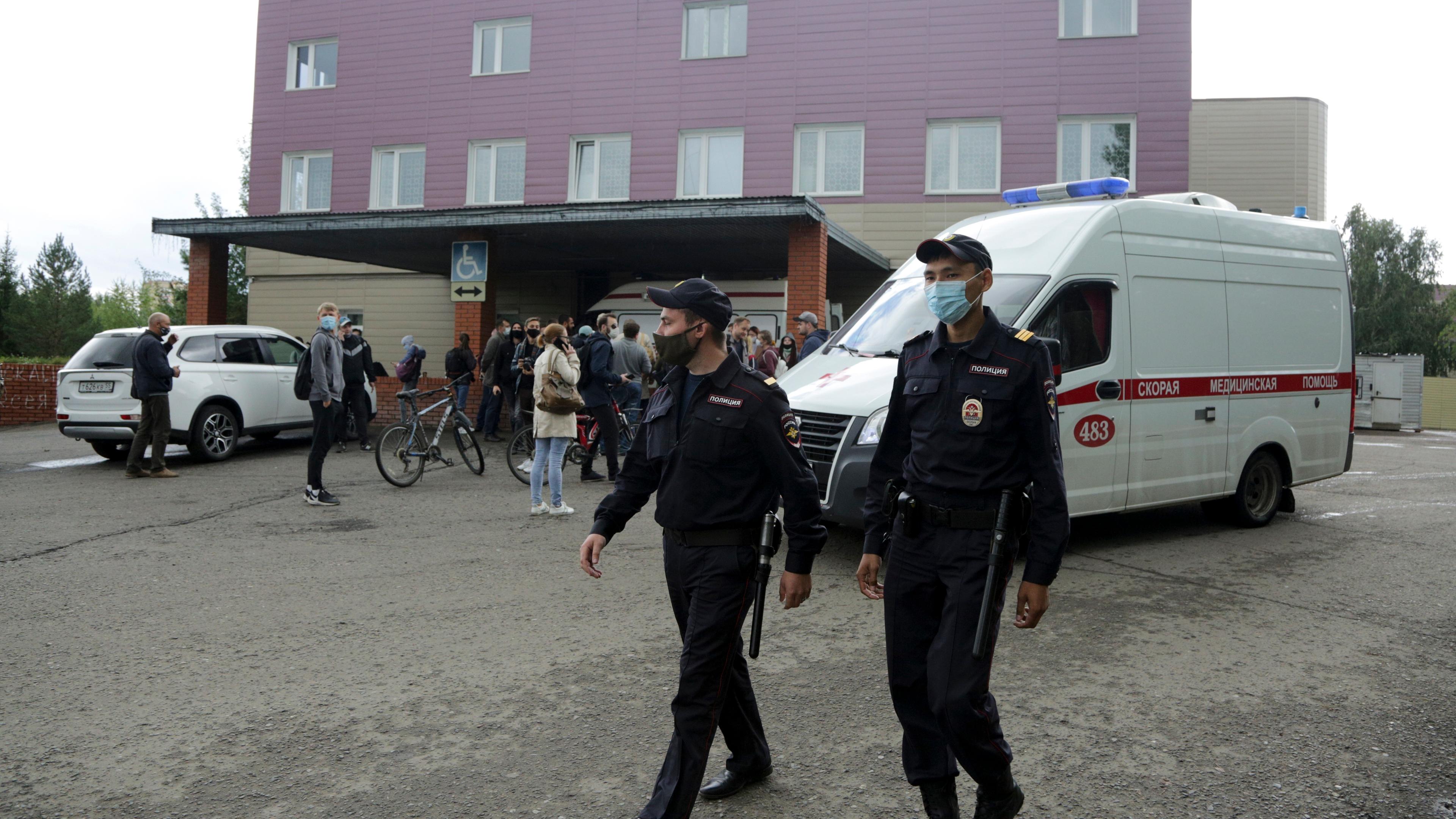 Polizisten patroullieren vor dem Ambulanzkrankenhaus Nr. 1, auf dessen Intensivstation der Oppositionspolitiker Nawalny wegen Vergiftungsverdachts behandelt wird.