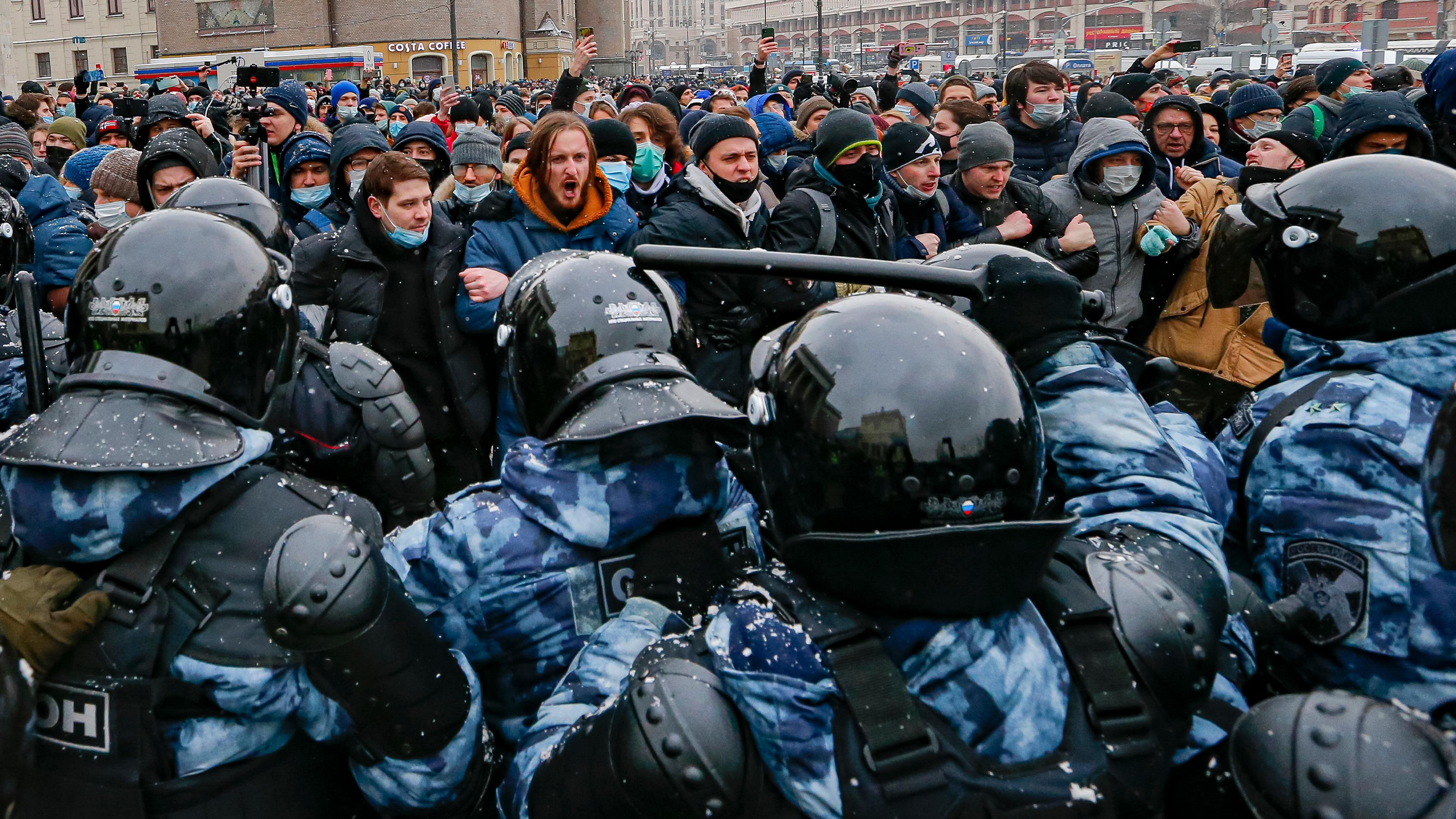 Polizisten in Schutzkleidung blockieren Demonstranten in Moskau den Weg bei einem Protest gegen die Inhaftierung des Kremlkritikers Nawalny.