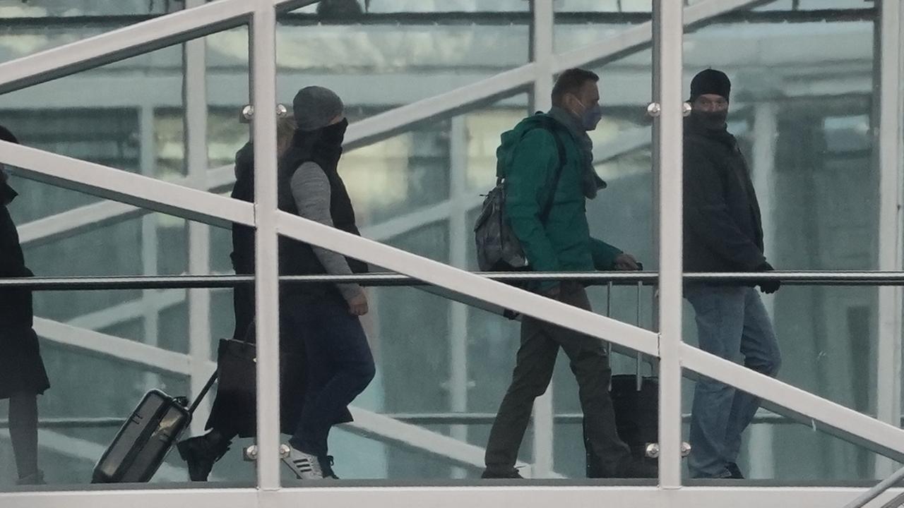 Brandenburg, Schönefeld: Kremlgegner Alexej Nawalny und seine Ehefrau Julia steigen ins Flugzeug zurück nach Russland.