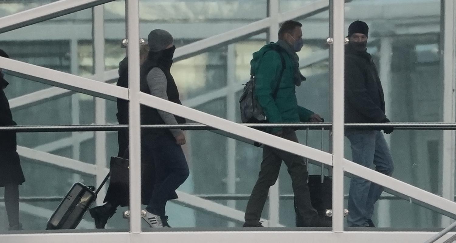 Brandenburg, Schönefeld: Kremlgegner Alexej Nawalny und seine Ehefrau Julia steigen ins Flugzeug zurück nach Russland.